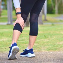 Mulher sentindo dor atrás do joelho